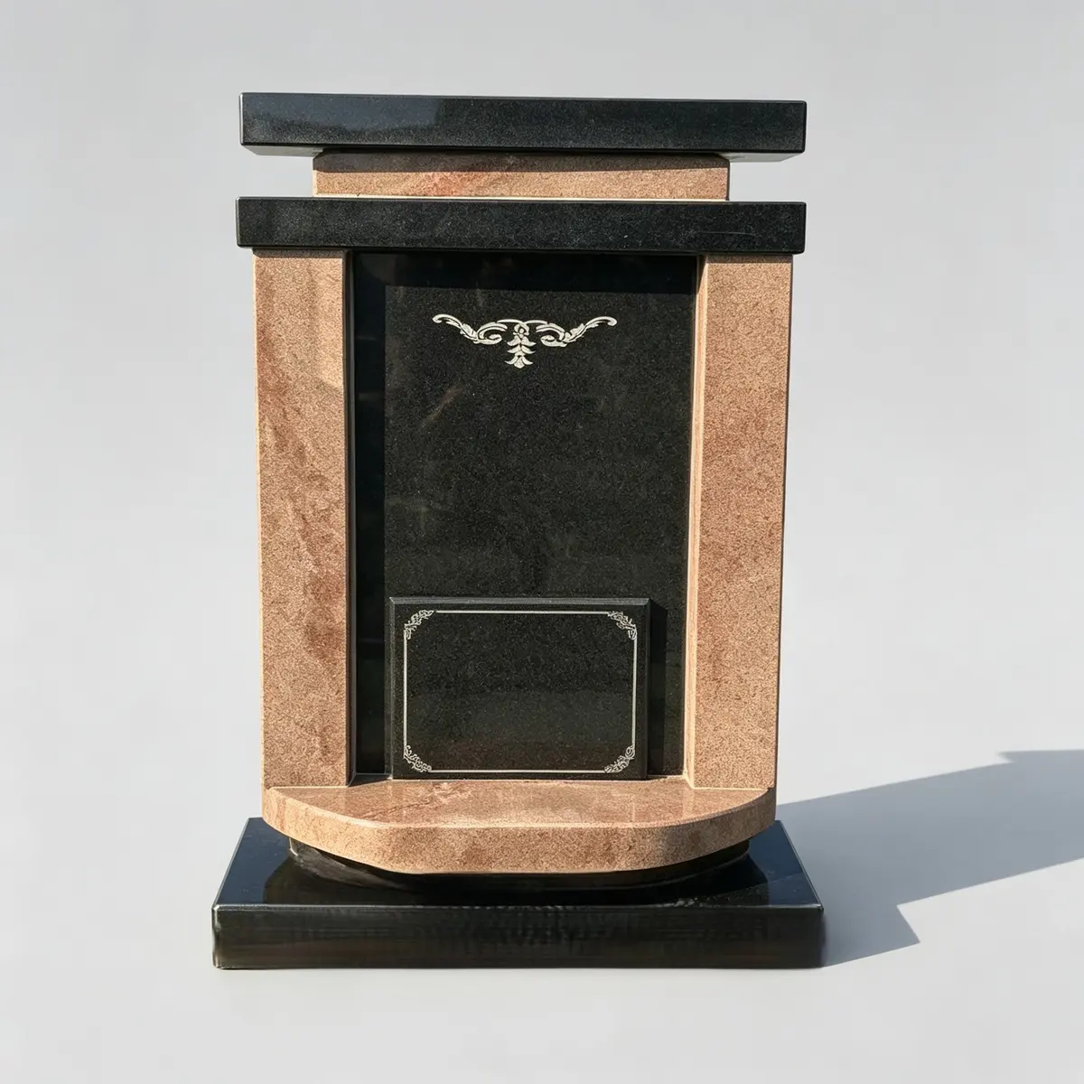 S-021 Monument bicolor sculptat