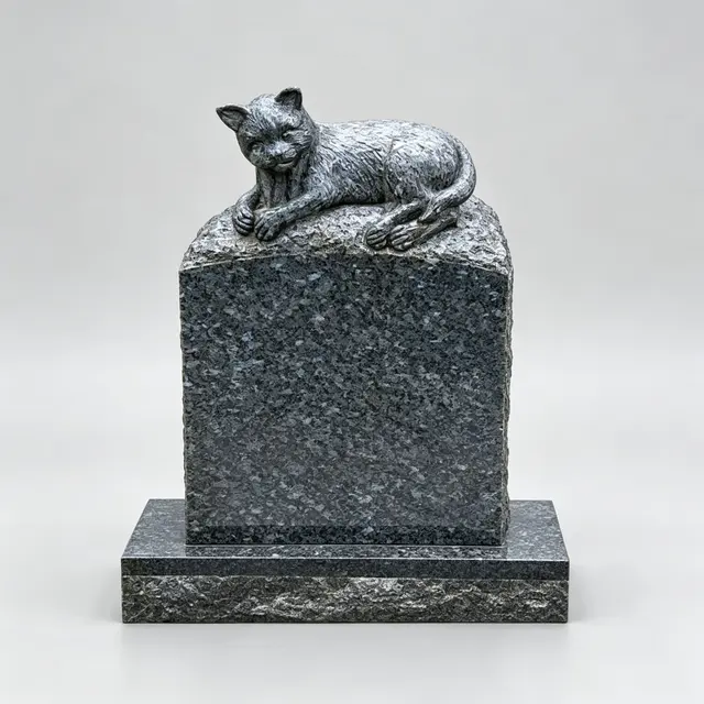 P-006 Upprätt gravsten med kattstaty